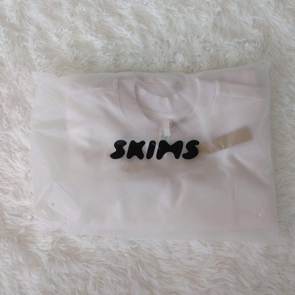 SKIMS Cotton Fleece Crew Neck Sweatshirt - Picture 12 of 15